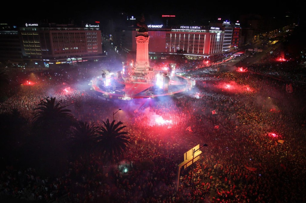Benfica-fans-celebrateassas