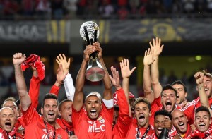 Benfica's Brazilian defender and teamcaptain Luisao Silva (C) raises the trophy after the Portuguese Liga Cup Final football match SL Benfica vs CS Maritimo at Coimbra city stadium in Coimbra on May 29, 2015. Benfica won 2-1.    AFP PHOTO/ FRANCISCO LEONGFRANCISCO LEONG/AFP/Getty Images